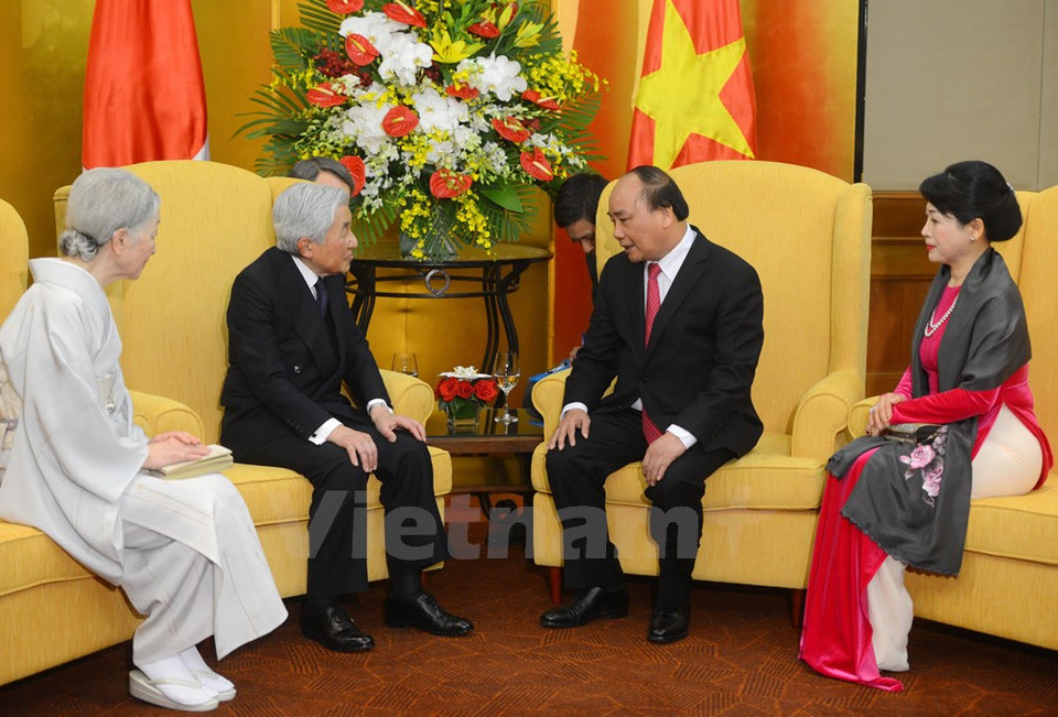 El mismo día, el Emperador y la Emperatriz sostuvieron un encuentro con el primer ministro vietnamita, Nguyen Xuan Phuc (Fuente: VNA)