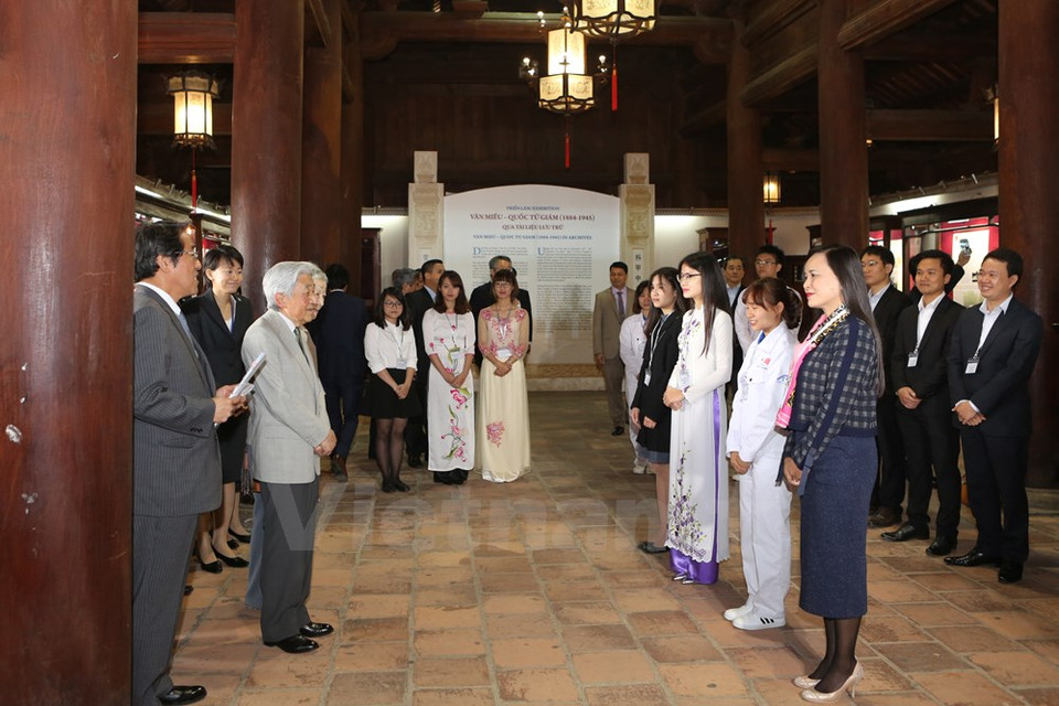 El Emperador y la Emperatriz se reunieron con vietnamitas que estudiaron en Japón (Fuente: VNA)