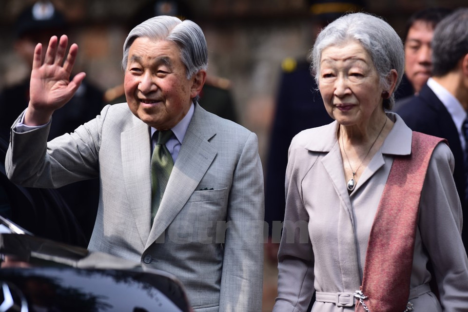 El 2 de marzo, el Emperador Akihito y la Emperatriz Michiko visitaron el Templo de la Literatura en Hanoi (Fuente: VNA)