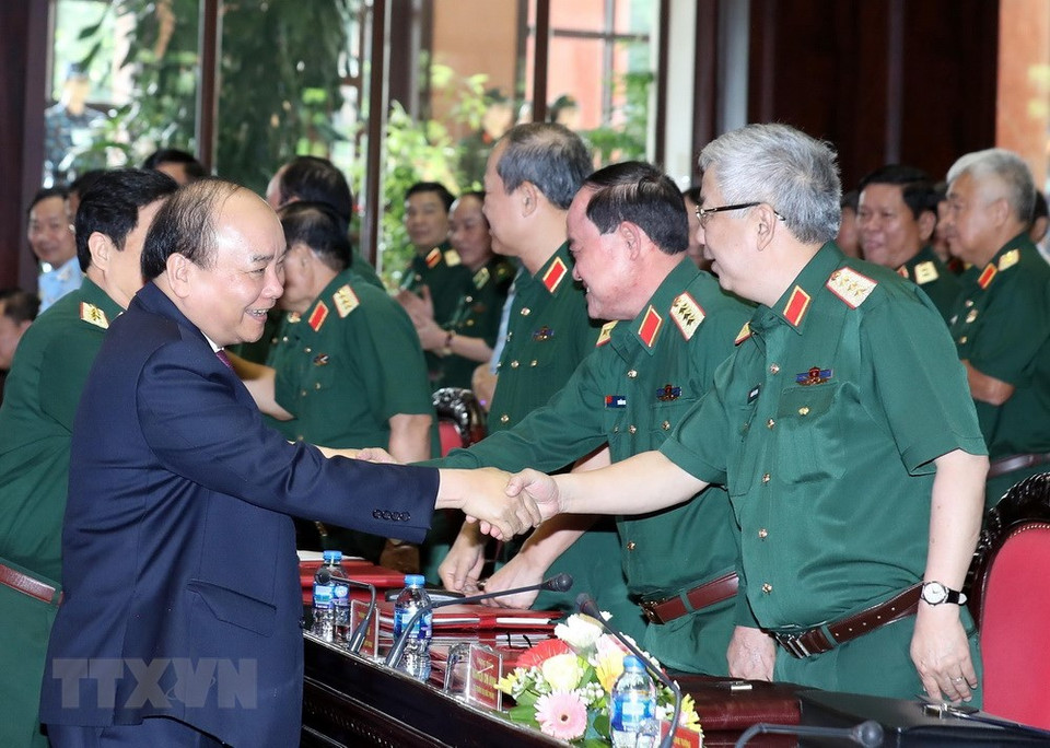 El primer ministro de Vietnam asiste a la conferencia sobre el trabajo político en el Ejército Popular (Fuente: VNA) 