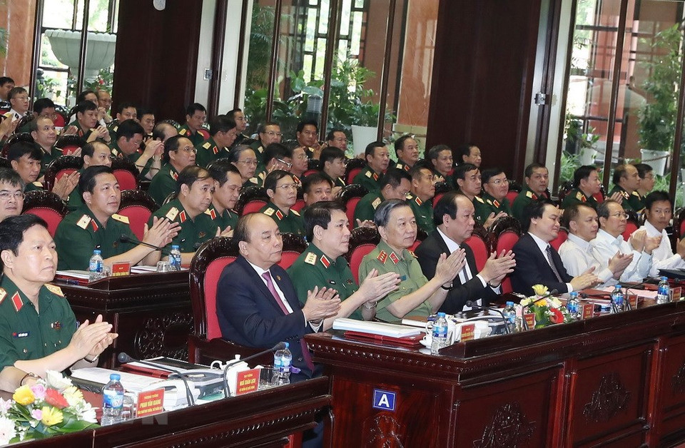 El primer ministro de Vietnam asiste a la conferencia sobre el trabajo político en el Ejército Popular (Fuente: VNA) 