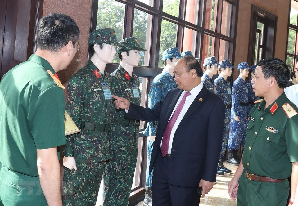 El primer ministro de Vietnam asiste a la conferencia sobre el trabajo político en el Ejército Popular (Fuente: VNA) 