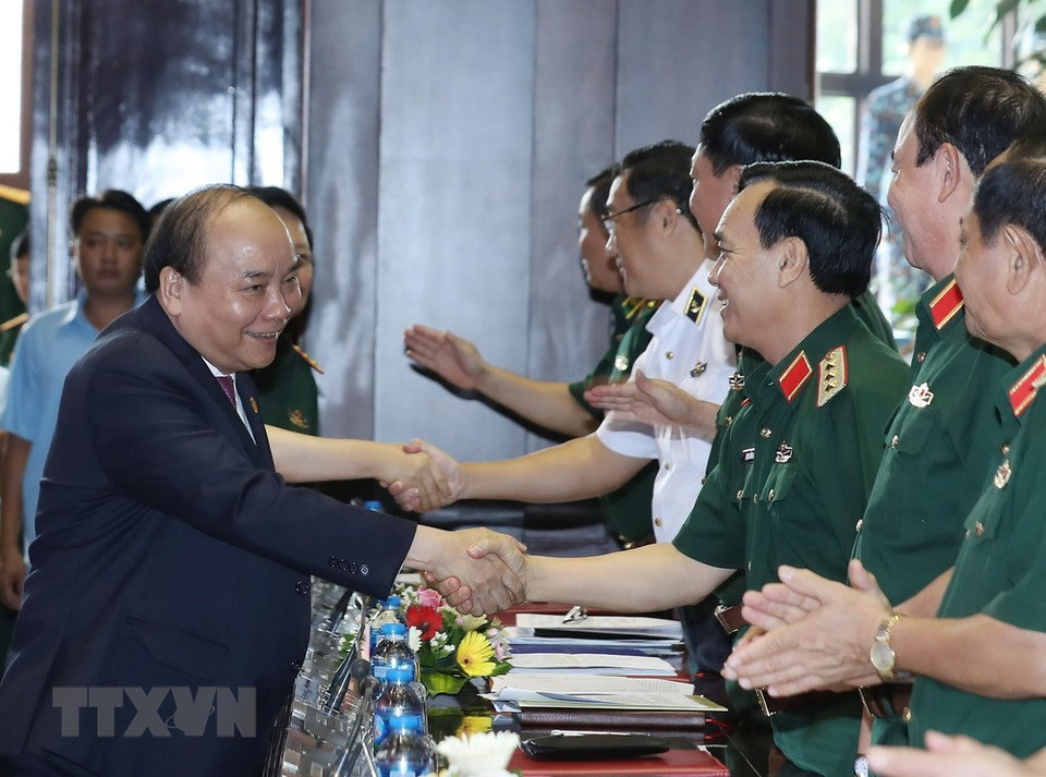 El primer ministro de Vietnam asiste a la conferencia sobre el trabajo político en el Ejército Popular (Fuente: VNA) 