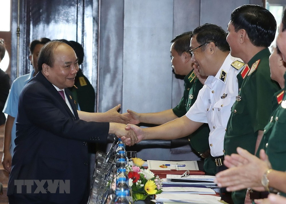 El primer ministro de Vietnam asiste a la conferencia sobre el trabajo político en el Ejército Popular (Fuente: VNA) 