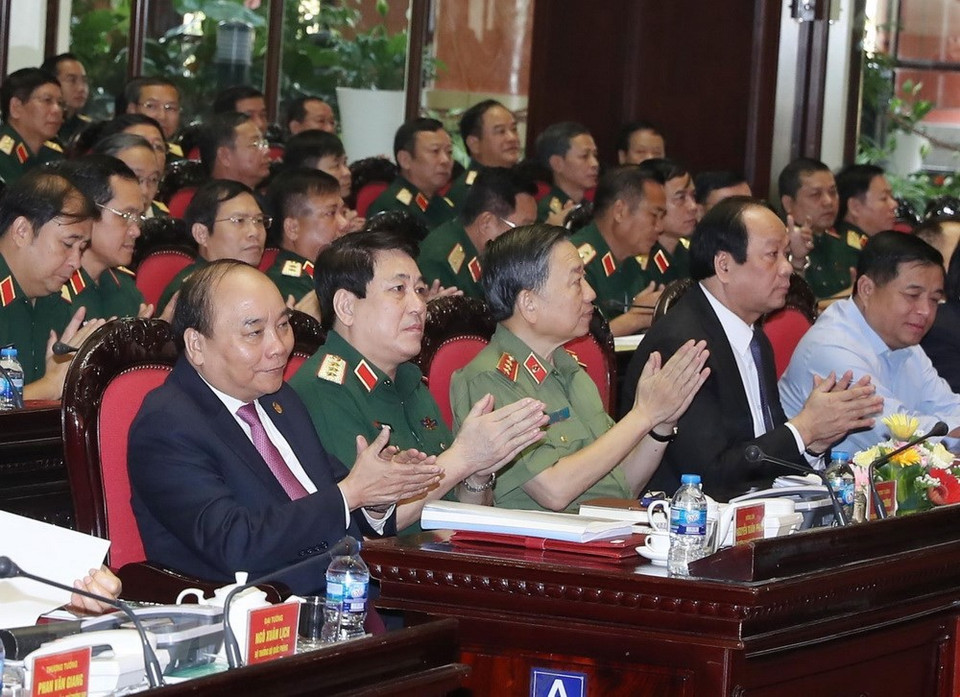 El primer ministro de Vietnam asiste a la conferencia sobre el trabajo político en el Ejército Popular (Fuente: VNA) 