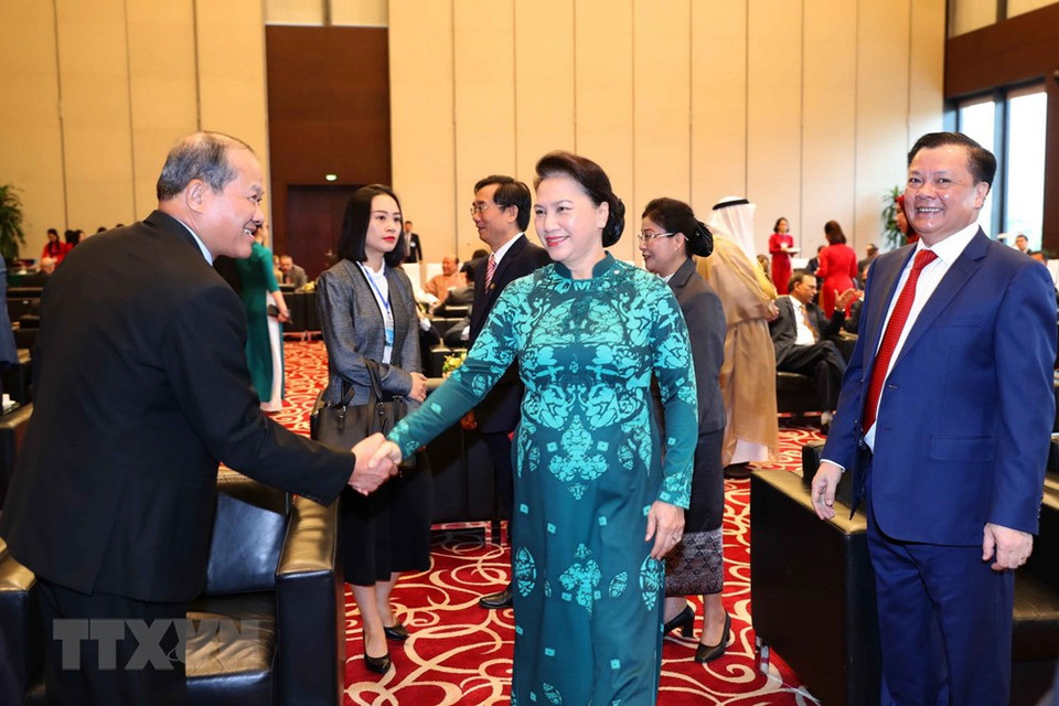 La presidenta de la Asamblea Nacional, Nguyen Thi Kim Ngan) y los delegados al evento (Fuente: VNA)