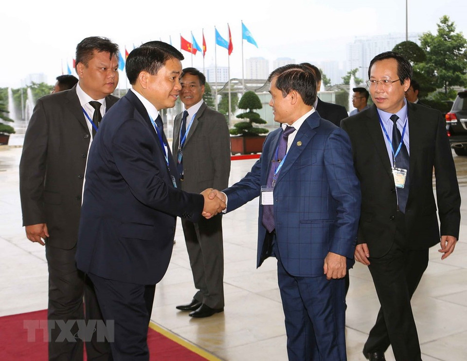 El viceprimer ministro Trinh Dinh Dung y los delegados al evento (Fuente: VNA)