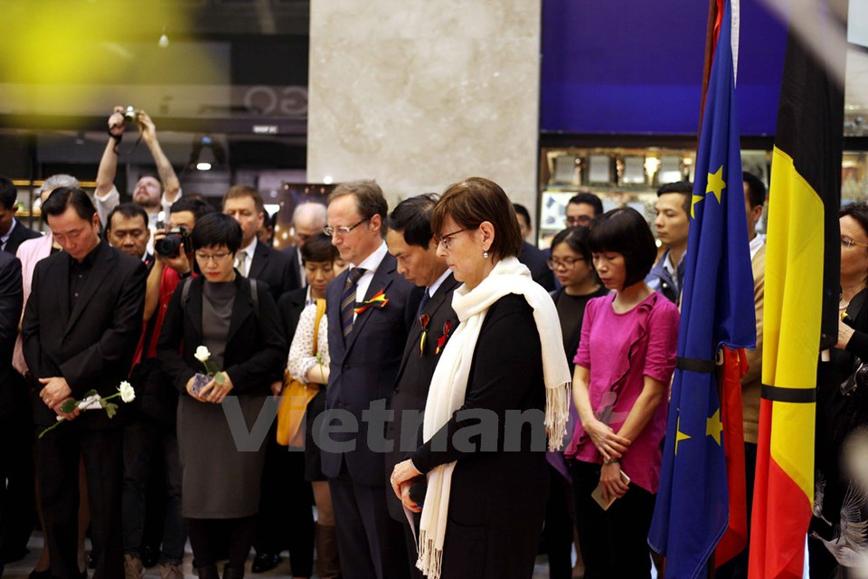Un momento de silencio por las víctimas en los atentados con bomba (Fuente: VNA)