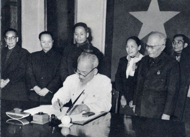 El 1 de enero de 1960, el Presidente Ho Chi Minh firma el decreto para anunciar la Constitución de 1959. Foto: Archivo/VNA