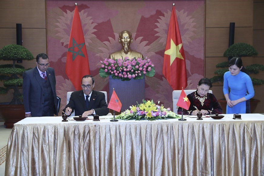 La presidenta de la Asamblea Nacional de Vietnam, Nguyen Thi Kim Ngân, y el titular de la Cámara de Representantes de Marruecos, Habib El Malki, firman el 18 de diciembre de 2017 en Hanoi, un acuerdo de cooperación. (Foto: Trong Duc/VNA)