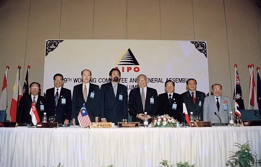 La delegación de la Asamblea Nacional de Vietnam, encabezada por su titular Nong Duc Manh, participó en la XIX Asamblea de la Alianza Parlamentaria de la Asociación de Naciones del Sudeste Asiático (ASEAN) en Kuala Lumpur, Malasia, del 24 al 28 de agosto de 1998. (Foto: VNA)