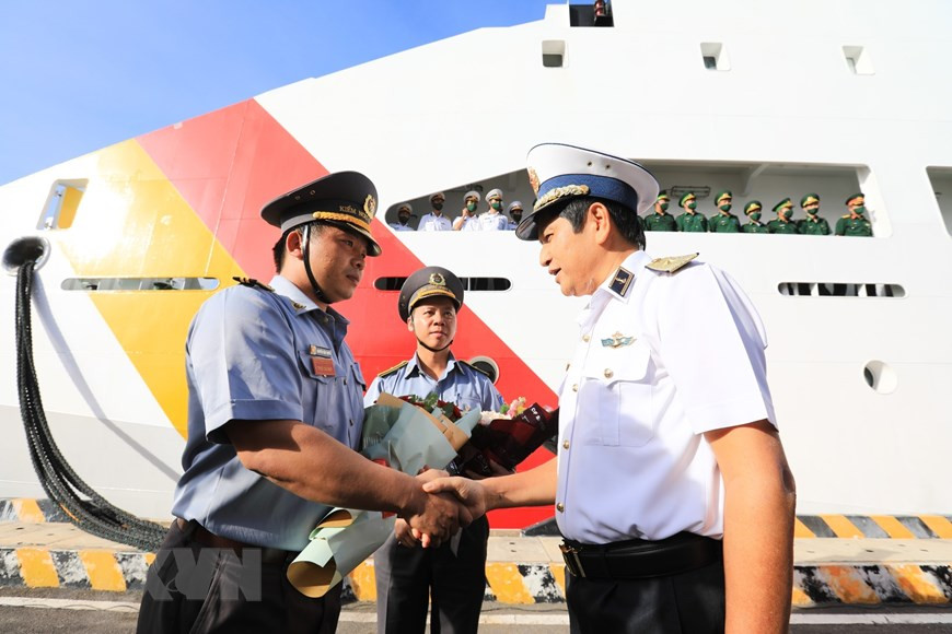 El contraalmirante Ngo Minh Thuan, comisario político de la región, y los oficiales y soldados de la delegación. (Fuente: VNA)