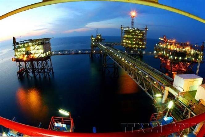 El petróleo es un sector económico puntero, que contribuye en gran medida a la industrialización y modernización del país. (Foto: VNA)