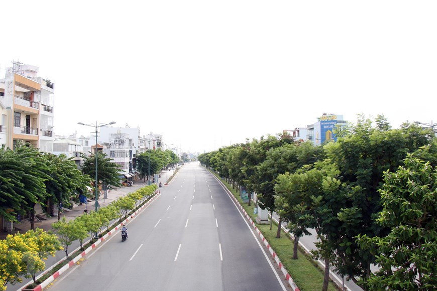  Calle Pham Van Dong, una de las principales vías que conectan la urbe de Thu Duc con el centro de Ciudad Ho Chi Minh, luce desierta. (Foto: VNA)