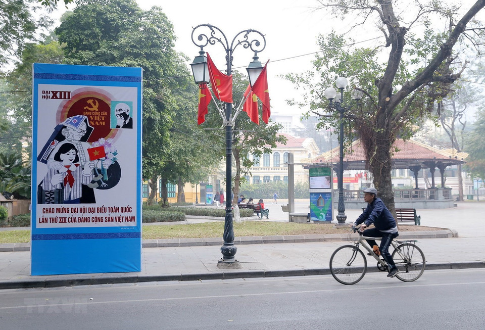 Banderas nacionales y paneles en salud al XIII Congreso Nacional del Partido Comunista de Vietnam en la calle Le Thach (Foto: VNA)