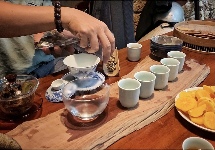 Hanoi se vuelve más romántico y hermoso cuando llega el otoño. Sin embargo, debido al estallido de la pandemia del COVID-19, los habitantes de la capital tienen que cumplir las medidas del distanciamiento social. Hasta el 30 de agosto, la ciudad contabilizó más de tres mil casos desde que la cuarta ola de coronavirus azotó el país a fines de abril. La ciudad ha aplicado el distanciamiento social desde el 24 de julio para frenar la propagación de la pandemia. A pesar de ello, la gente puede sentir el ambiente otoñal cuando se queda en casa y bebe el té de crisantemo elaborado de una flor típica de la región norteña. (Foto: Mai Mai/Vietnam+) 