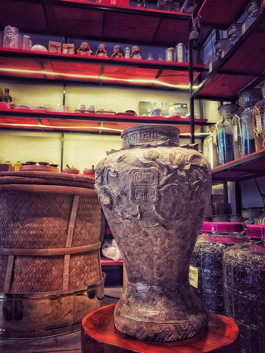 Diferentes tipos de flores de crisantemo le darán al té diferentes sabores. Una vez recolectadas, las flores se limpian, secan y se colocan en un frasco junto con el té. Se dice que el té de crisantemo tiene una gran cantidad de beneficios para la salud. Puede ayudar a reducir la inflamación, servir como una buena fuente de vitaminas A y C y reducir la presión arterial y el colesterol. Por ejemplo, el potasio ayuda a que el corazón, los riñones y otros órganos funcionen correctamente. Los niveles adecuados de potasio en el cuerpo reducen el riesgo de hipertensión arterial, enfermedades cardíacas, derrames cerebrales, artritis, cáncer, trastornos digestivos e infertilidad. (Foto: Mai Mai/Vietnam+) 