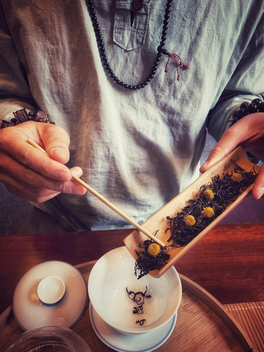 El color amarillo de la flor de crisantemo seca combinada con el marrón del té crea un aroma fresco. Las vitaminas, minerales y antioxidantes del té de crisantemo pueden proporcionar importantes beneficios para la salud. Los niveles adecuados de potasio en el cuerpo reducen el riesgo de hipertensión arterial, enfermedades cardíacas, derrames cerebrales, artritis, cáncer, trastornos digestivos e infertilidad. El té de crisantemo también es rico en hierro, que es importante para el crecimiento y el desarrollo y ayuda a transportar oxígeno a través de la sangre. El té de crisantemo es un excelente agente antiinflamatorio y ayuda a tratar afecciones que involucran inflamación de músculos y nervios. (Foto: Mai Mai/Vietnam+)