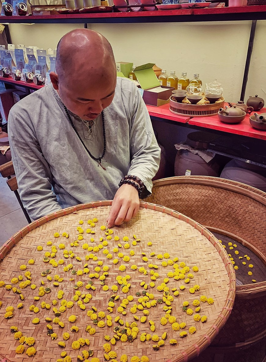 Los crisantemos son plantas endémicas del este de Asia. Estas flores comestibles se utilizan a menudo para la decoración de jardines, el control natural de plagas y la gastronomía. Las flores de crisantemo amarillas o blancas se pueden hervir para hacer un té de hierbas con muchos beneficios para la salud. Puedes hacer té de crisantemo en casa o comprarlo en supermercados y tiendas. Pero en Vietnam, lo más común es usar flores de crisantemo secas y luego mojarlas con agua, para producir un té delicioso y saludable. Los crisantemos elegidos para hacer té suelen ser blancos o amarillos de tamaño pequeño y se recogen en el otoño cuando recién brotan. (Foto: Mai Mai/Vietnam+) 