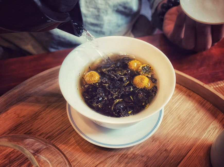 El té se prepara remojando flores de crisantemo secas en agua caliente. La bebida resultante es transparente y varía de color amarillo pálido a brillante, con aroma floral. Existen varias variedades de té de crisantemo, que tienen diferentes usos y beneficios. El té de crisantemo se puede preparar fácilmente en casa, por lo que si está buscando cambiar su marca de té y quiere probar algo nuevo, el té de crisantemo puede ser su bebida preferida. También puede aumentar su metabolismo bebiendo té de crisantemo y agregar bebida especial en su dieta. Sin embargo, el té de crisantemo puede provocar alergias como erupciones cutáneas y fiebre en determinadas personas. (Foto: Mai Mai/Vietnam+)