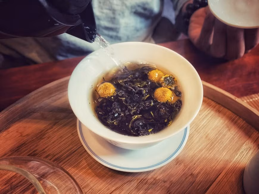 El té se prepara remojando flores de crisantemo secas en agua caliente. La bebida resultante es transparente y varía de color amarillo pálido a brillante, con aroma floral. Existen varias variedades de té de crisantemo, que tienen diferentes usos y beneficios. El té de crisantemo se puede preparar fácilmente en casa, por lo que si está buscando cambiar su marca de té y quiere probar algo nuevo, el té de crisantemo puede ser su bebida preferida. También puede aumentar su metabolismo bebiendo té de crisantemo y agregar bebida especial en su dieta. Sin embargo, el té de crisantemo puede provocar alergias como erupciones cutáneas y fiebre en determinadas personas. (Foto: Mai Mai/Vietnam+)