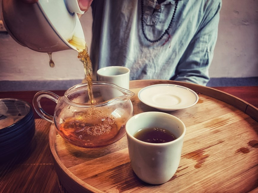 El té se prepara sumergiendo flores de crisantemo secas en agua caliente a unos 90 grados centígrados. Espere unos 30-40 segundos. Los sabores del té y las flores se mezclan, creando un gusto especial para los bebedores. Todas las flores de crisantemo son comestibles, pero el sabor varía mucho de una planta a otra, de dulce a picante, amargo o picante. El crisantemo crece mejor a pleno sol y en suelo húmedo, rico y bien drenado. El té de crisantemo es un té de hierbas extremadamente potente. Es una buena fuente de vitamina B y vitamina C, además de minerales como calcio, hierro, magnesio y potasio. El té de crisantemo se puede preparar fácilmente en casa. (Foto: Mai Mai/Vietnam+)