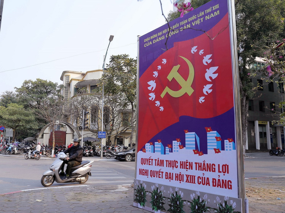 Panel para dar la bienvenida al XIII Congreso Nacional del Partido Comunista de Vietnam en la calle Nguyen Du (Foto: VNA)