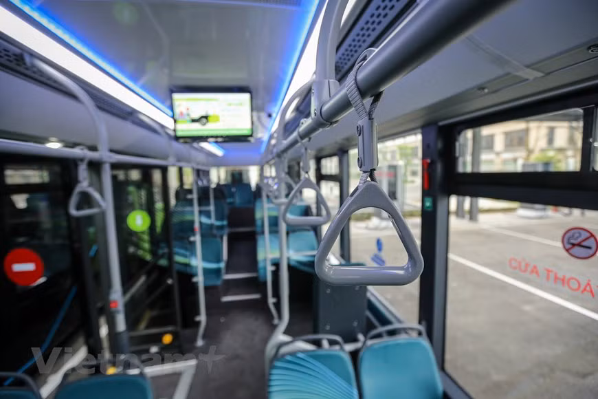 Los autobuses están equipados con la pantalla electrónica que informa los destinos para los pasajeros, puerto USB y cámaras de vigilancia, entre otros. (Foto: Vietnam+)