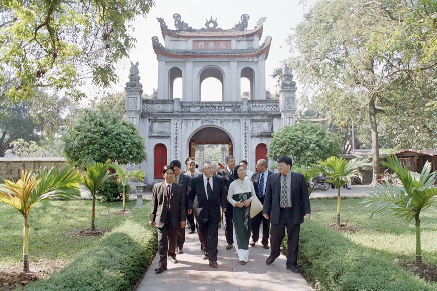 El presidente de la Cámara de Representantes de Marruecos, Abdelwahed Radi, visita el Templo de la Literatura en Hanoi, durante su visita oficial a Vietnam en 2003. (Foto: Tung Lam/VNA)