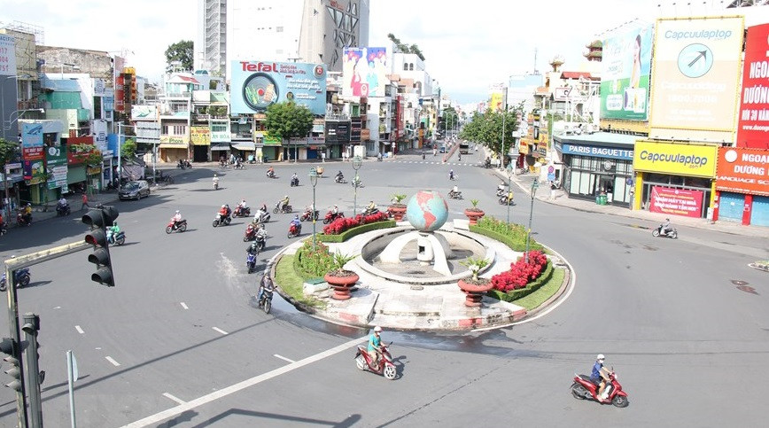 La cantidad de vehículos que pasan por el punto de tránsito Cong Hoa ha disminuido. (Foto: VNA)