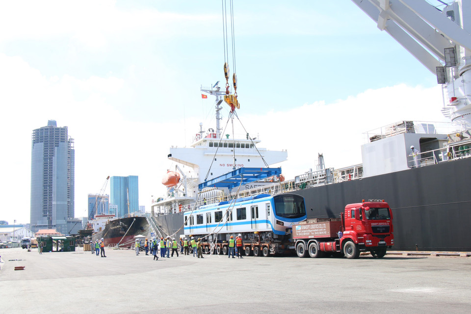 La descarga de los vagones en el puerto de Khanh Hoi. (Foto: VNA)
