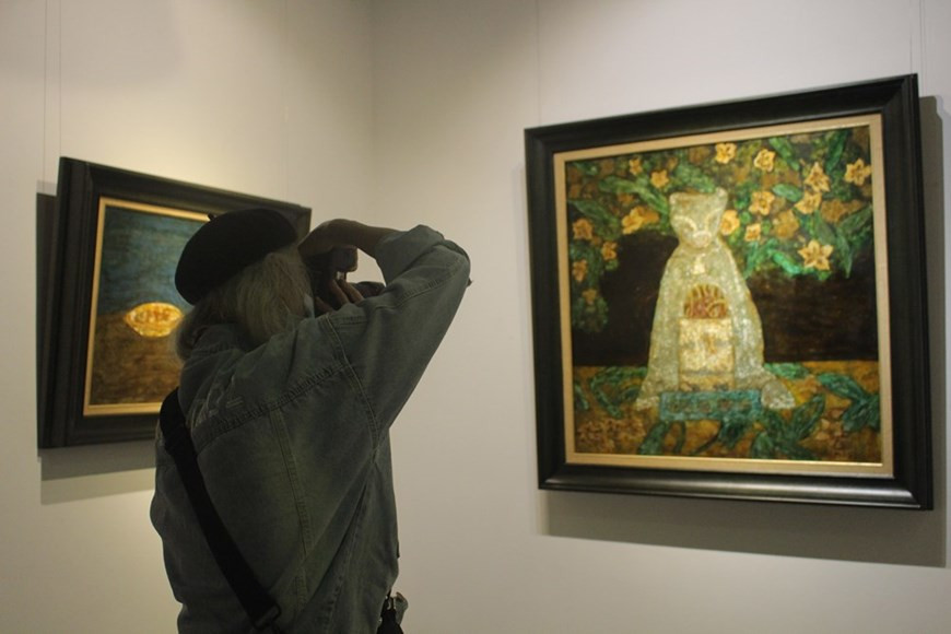 En su pensamiento acerca de los rituales y la cultura espiritual, los vietnamitas creen que sus antepasados son sagrados. Aunque han fallecido y viven en un mundo diferente, siempre están al lado de sus descendientes, los siguen y protegen de desafíos, y están dispuestos a darles ayuda para enfrentar los problemas. Los antepasados estarán felices cuando sus hijos y nietos logran éxito en sus vidas. Por otra parte, los antecesores pueden asesorar a sus hijos en qué deben hacer y qué no deben hacer para no cometer errores contrarios a la sociedad y la tradición familiar. Puede decirse que este punto de vista juega un papel sumamente importante en la vida espiritual del pueblo vietnamita. (Foto: Vietnam+) 