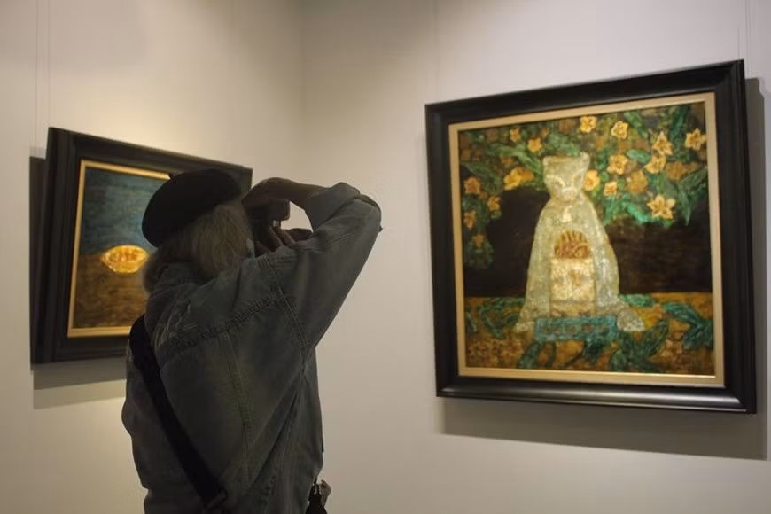 En su pensamiento acerca de los rituales y la cultura espiritual, los vietnamitas creen que sus antepasados son sagrados. Aunque han fallecido y viven en un mundo diferente, siempre están al lado de sus descendientes, los siguen y protegen de desafíos, y están dispuestos a darles ayuda para enfrentar los problemas. Los antepasados estarán felices cuando sus hijos y nietos logran éxito en sus vidas. Por otra parte, los antecesores pueden asesorar a sus hijos en qué deben hacer y qué no deben hacer para no cometer errores contrarios a la sociedad y la tradición familiar. Puede decirse que este punto de vista juega un papel sumamente importante en la vida espiritual del pueblo vietnamita. (Foto: Vietnam+) 