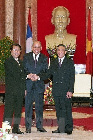 El secretario general del Partido Comunista, Le Kha Phieu, el presidente de Vietnam, Tran Duc Luong, y Khamtai Siphandon, presidente del Comité Central del Partido Popular Revolucionario y presidente de Laos, durante la visita del dirigente laosiano a Vietnam el 4 de enero de 1999. (Foto: VNA)