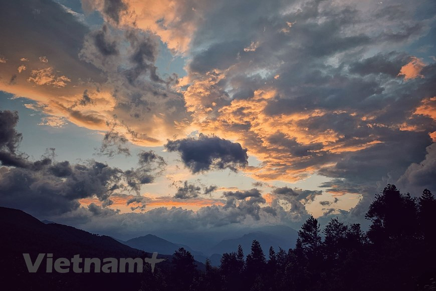  No solo las poéticas tardes han entrado en los poemas, los atardeceres en las montañas también son fuentes de inspiración para los versos poéticos. (Foto: VNA)