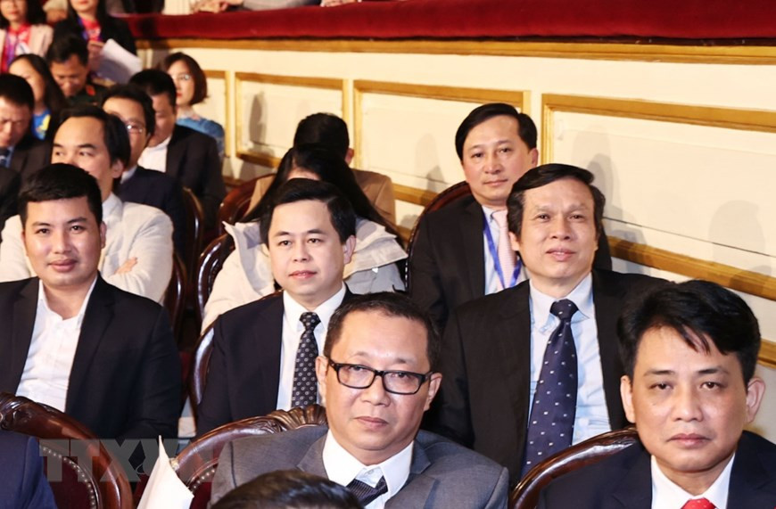 Reporteros de la VNA y ganadores de los premios la Hoz y el Martillo Dorados 2020. (Fuente: VNA)