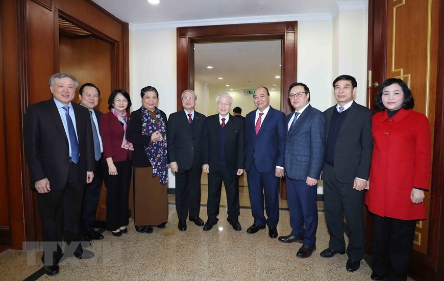 El secretario general del Partido Comunista de Vietnam y presidente del país, Nguyen Phu Trong, y los delegados participantes en el XV pleno (Foto: VNA)