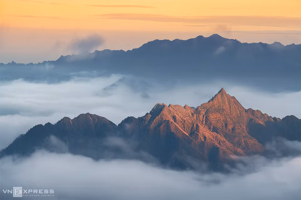 La ruta a la cima de Ta Xua es famosa en el mundo de los viajes gracias a su paisaje encantador y majestuoso. El pico Ta Xua tiene dos mil 865 metros de altura y limita con los distritos de Tram Tau (Yen Bai) y Bac Yen (Son La) (Fuente: vnexpress.net)