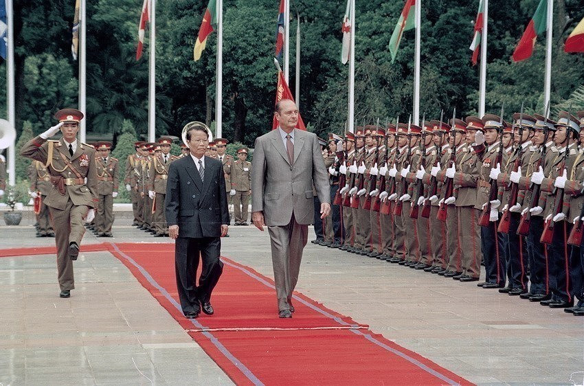 El presidente de Vietnam, Tran Duc Luong, encabezó la ceremonia de bienvenida a su homólogo francés, Jacques Chirac, quien realizó una visita oficial a Vietnam y participó en la VII Cumbre de la Francofonía en Hanoi del 12 al 16 de noviembre de 1997. (Foto: VNA)