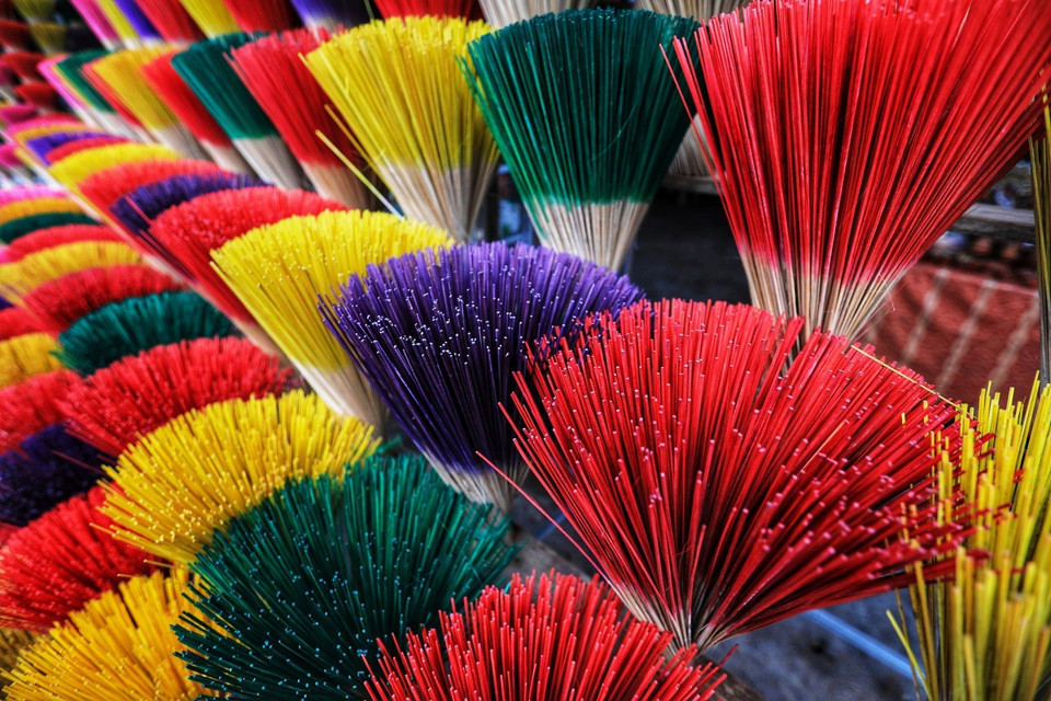 Al entrar al pueblo, lo primero que se ve son grandes ramos de varitas de incienso de varios colores (Foto: VNA)