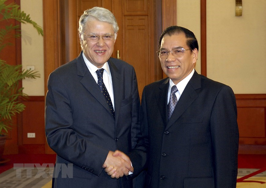 El secretario general del Partido Comunista de Vietnam, Nong Duc Manh, recibe al primer ministro de Marruecos, Abbas El Fassi, durante su visita a Vietnam en 2008. (Foto: Nhan Sang/VNA)