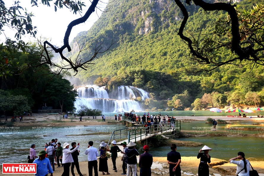 El complejo turístico de la cascada de Ban Gioc, en Trung Khanh, atrae a numerosos visitantes locales y extranjeros. (Foto: Revista Vietnam)