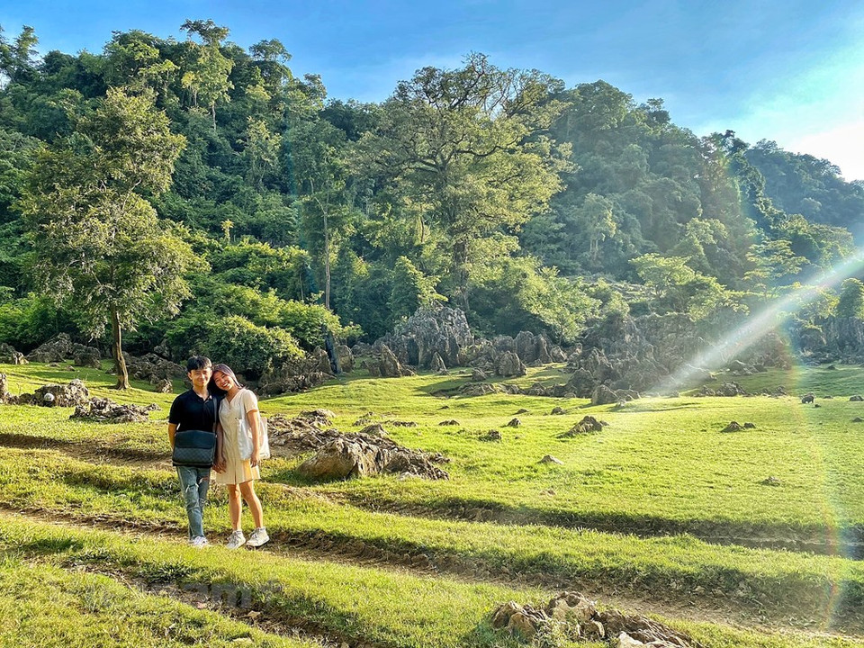  En el lugar, los excursionistas también pueden conocer las tradiciones de los grupos étnicos minoritarios, en particular los Thai y los Mong. Su arquitectura mostrada en las casas sobre pilotes, sus fiestas y juegos folclóricos, así como su gastronomía, realmente merecen ser conocidos. Ubicada a unos 190 kilómetros de Hanoi, la meseta de Moc Chau, en el distrito homónimo adscrito a la provincia de Son La, en el noroeste de Vietnam, atrae a los visitantes por su clima templado, aire fresco y espléndida naturaleza. Es bella tanto en verano como en invierno y tanto en los días soleados como en los nublados. Los dos primeros meses del año son la mejor época para explorar la meseta de Moc Chau. (Foto: Vietnam +)