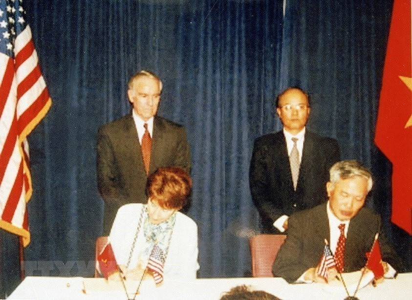 El ministro vietnamita de Comercio, Vu Khoan, y la representante de Comercio de Estados Unidos, Charlene Barshefsky, firman el Acuerdo de comercio bilateral el 13 de julio de 2000, en Washington, después de cuatro años de negociaciones. (Foto: VNA)