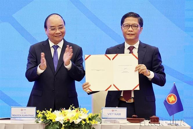 El primer ministro Nguyen Xuan Phuc presenció la firma del Acuerdo de Asociación Económica Integral Regional (RCEP), el 15 de noviembre de 2020, en Hanoi. (Foto: VNA)