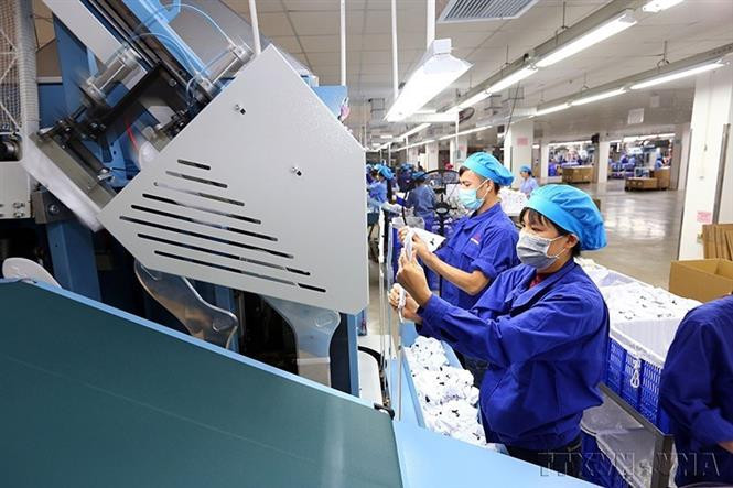 Línea de producción y empaque para calcetines para la exportación de la empresa Jasan Vietnam Co., Ltd, con inversión de China, en el parque industrial VSIP Hai Phong Industrial Park (2018). (Foto: Danh Lam/VNA)