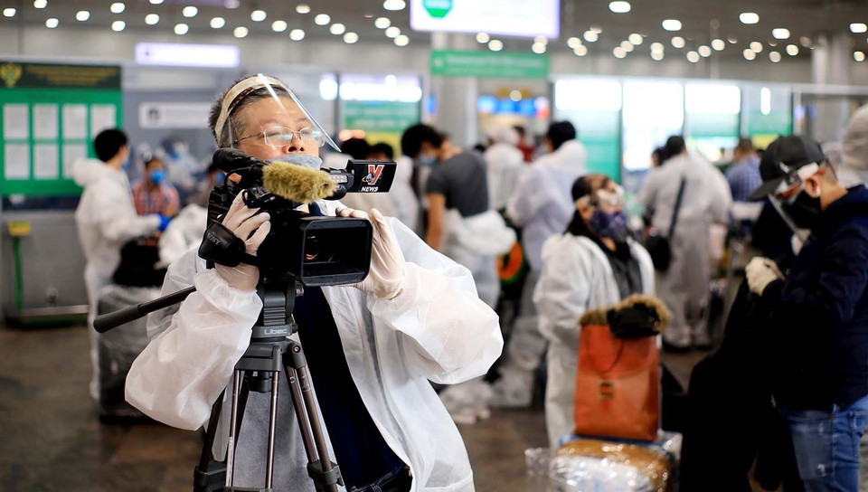 El jefe de la corresponsalía de la VNA en Moscú, Bui Duy Trinh, informa sobre el primer vuelo que trae de regreso a Vietnam 300 ciudadanos connacionales en medio del COVID-19 en mayo de 2020. (Foto: VNA)