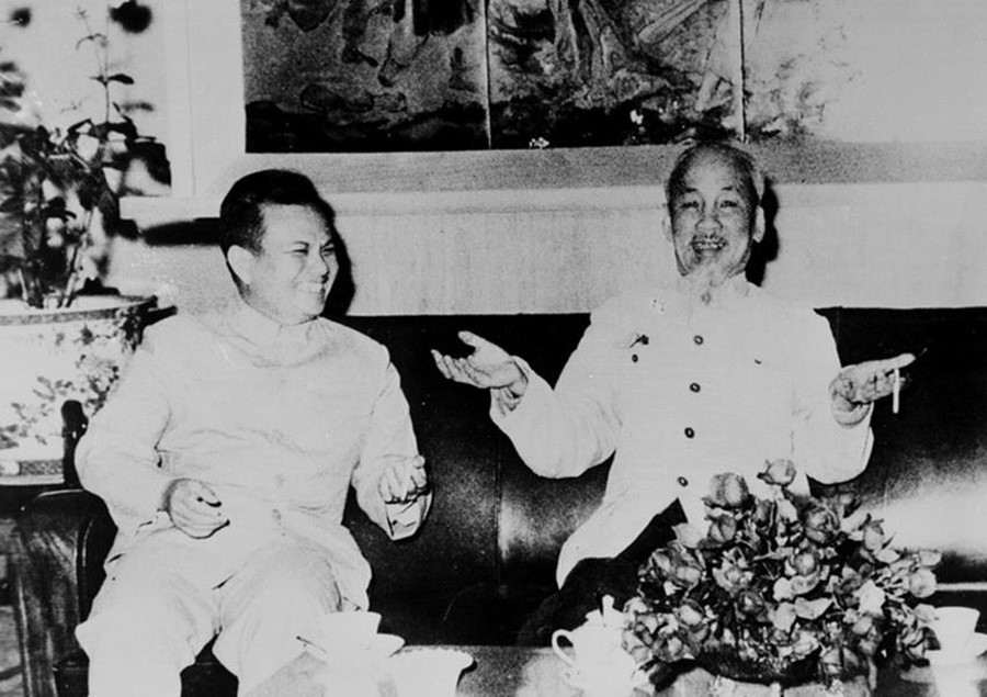El Presidente Ho Chi Minh recibe y conversa con Kaysone Phomvihane, jefe de la delegación del Partido y Frente Patriótico de Laos, durante la visita del dirigente laosiano a Vietnam en 1966. Foto: Archivo/VNA