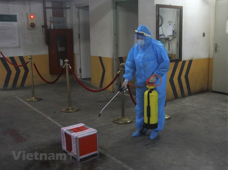 Para poder ingresar al área de aislamiento, los funcionarios del equipo electoral deben completar los procedimientos sanitarios y garantizar la seguridad contra la pandemia del COVID-19 usando los equipos de protección y desinfectando cada herramienta que traigan. En medio de la situación compleja e imprevisible de la pandemia del coronavirus en el país, en todas las urnas se fortalecen las medidas de prevención y control de la pandemia, al tiempo que se refuerza la seguridad y el orden social en la capital para garantizar la celebración exitosa de las elecciones legislativas. El 95,65 por ciento de los votantes vietnamitas participaron en los comicios parlamentarios. (Foto: Vietnam +)