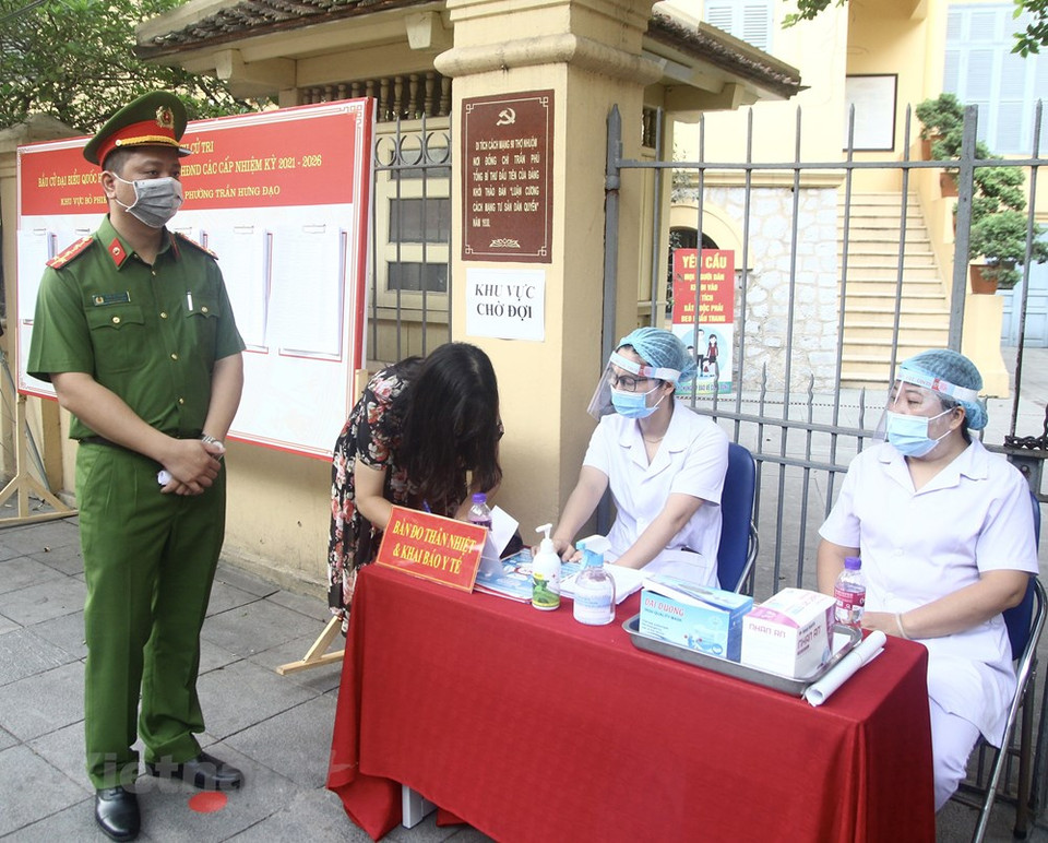 Cerca de 200 soldados de las fuerzas armadas emitieron sus votos. En esta urbe, el comité organizador de las elecciones de diputados a la Asamblea Nacional de la XV Legislatura ha dispuesto las mascarillas y solución antiséptica, cumplido las medidas del distanciamiento social, y pedido a todos que sigan estrictamente el protocolo sanitario 5K (Mascarilla-Desinfección-Distancia-Sin Multitudes-Declaración Médica). De los 866 candidatos, los electores seleccionarán a 500 diputados de la Asamblea Nacional, tres mil 726 miembros de los Consejos Populares a nivel provincial, 22 mil 952 a nivel distrital y 242 mil 312 a nivel de comuna. En la foto: una habitante de Hanoi se registra para emitir su voto. (Foto: Vietnam +)